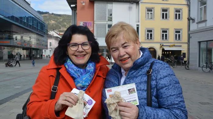 Wer am Mittwochvormittag am Hauptplatz Leoben unterwegs war, durfte sich über Blumenzwiebeln freuen, die von der Kleinen Zeitung im Rahmen der Aktion #spürdenfrühling als Frühlingsgruß verteilt wurden.