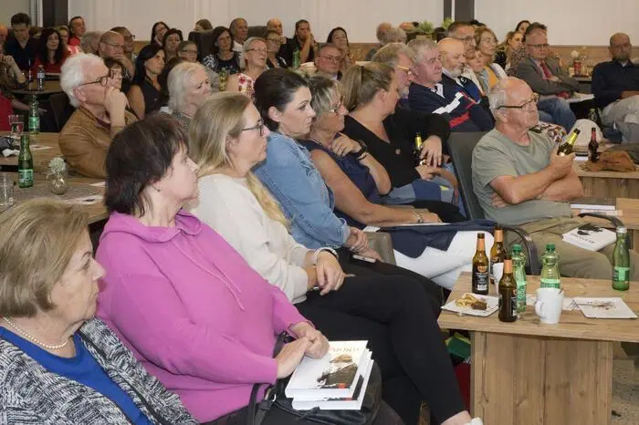 Aufgrund des großen Interesses gibt es bereits einen weiteren Termin für eine Lesung aus „Rufmord“ – diese wird am 1. Juli um 19 Uhr in der Judenburger Buchhandlung Morawa stattfinden. 
