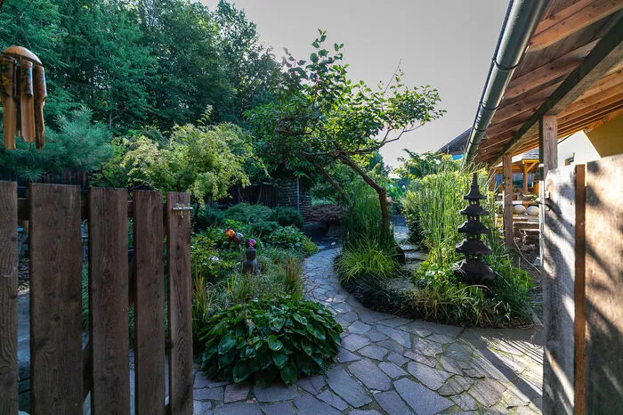 Teils führen Trittstufen aus Lavagestein durch den Garten, der ein Miteinander aus exotischen und heimischen Pflanzen ist.