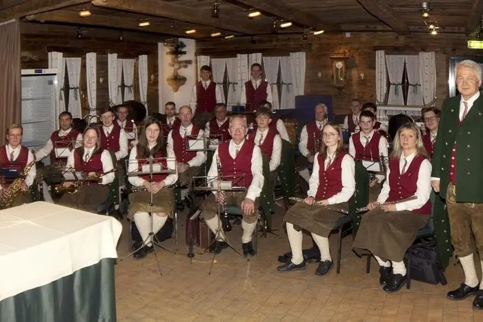 Insgesamt umfasst der Musikbezirk derzeit neun Kapellen mit 486 Mitgliedern, darunter 289 männliche und 187 weibliche Musiker.
Bezirkskapellmeister Wilfried Klade betonte in seinem Bericht die Bedeutung der Nachwuchsarbeit, insbesondere im Bereich der Kapellmeisterausbildung. Gleichzeitig erinnerte er an das bevorstehende Bezirksmusikertreffen im Juli.