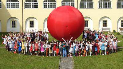 Buntes Gruppenfoto der Clowndoctors