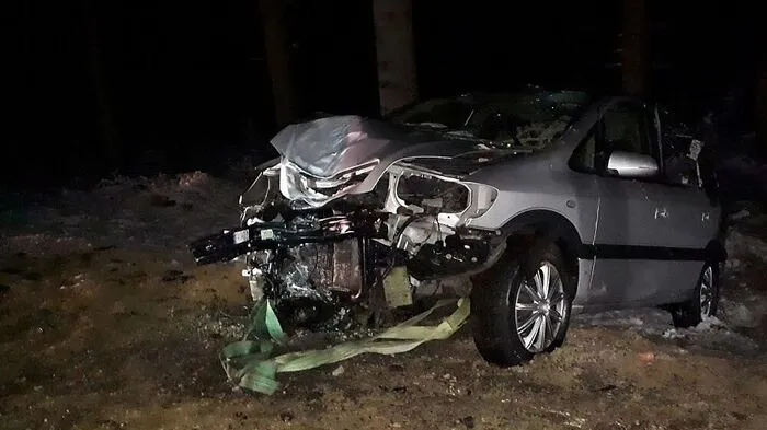 Die Freiwillige Feuerwehr Strallegg barg das stark beschädigte Fahrzeug