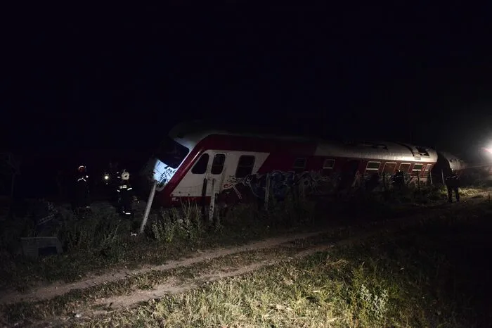 Wie die griechischen Eisenbahnen mitteilten, befanden sich im Zug 70 Passagiere und fünf Eisenbahner. Augenzeugen sagten im Fernsehen, es habe einen lauten Knall und ein Dröhnen gegeben, und alle fünf Waggons des Intercity 58 (IC 58) sowie die Lokomotive seien entgleist. 