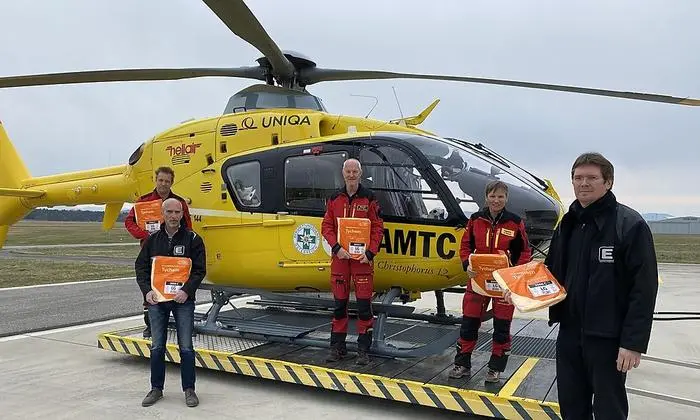 Peter Wagner (li.) und Heimo Pilko (re.) von der Energie Steiermark übergaben 40 Corona-Schutzanzüge an die Besatzung des C12