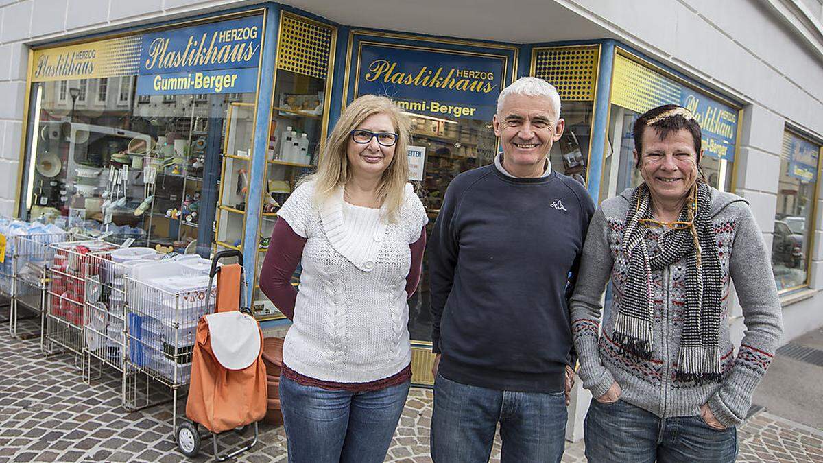 Freude und Wehmut bei Renate und Günther Herzog  und Mitarbeiterin Petra Janda (links) 