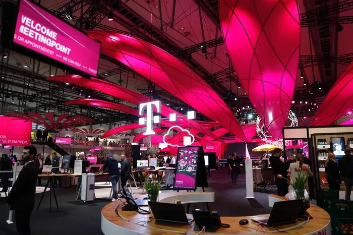 Bereits am Sonntag gaben die ersten großen Unternehmen einen Einblick in die Trends der Veranstaltung. Die Deutsche Telekom will die Vernetzung aller möglichen Techniken im Internet der Dinge mit einem speziellen "Schmalband"-Netz ankurbeln. Der Service soll im zweiten Quartal starten.