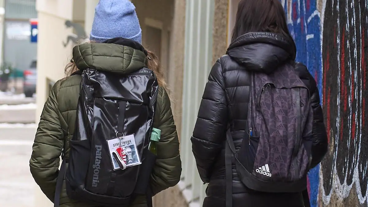 Zwei Frauen mit Rucksäcken gehen eine Straße entlang | Die Streetworker in Klagenfurt bangen um ihre Zukunft
