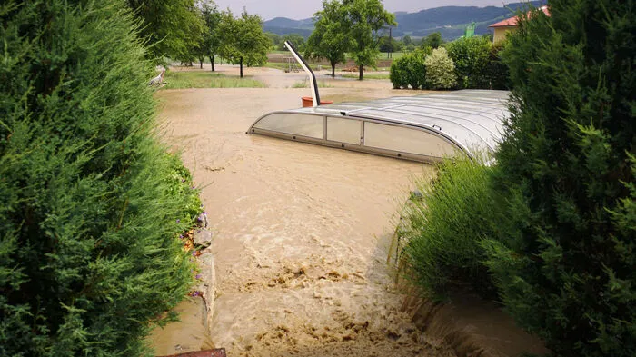 Der Ort sei regelrecht geflutet worden, nachdem ein Bach die Wassermassen nicht mehr aufnehmen hatte können.