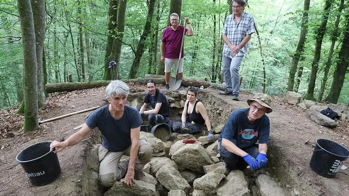 Das Team um die Archäologen Stephan Karl und Michael Weissl bei der Grabungsstätte im Eichgraben nahe den Gleichenberger Kogeln