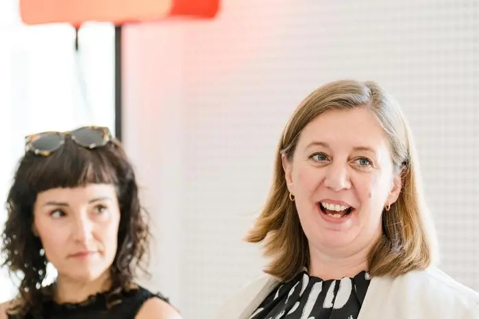 Finanzstaatssekretärin Barbara Eibinger-Miedl (ÖVP) und Sängerin Ina Regen (li.)