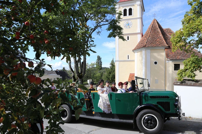 Mit der "Dorothea" wurde der Kaiser mit seinem Hofstaat und Frau Bürgermeister Gerlinde Schneider zu den verschiedenen Stationen gebracht. Mit dabei war anfangs auch Mister Steiermark Mario Stückler.