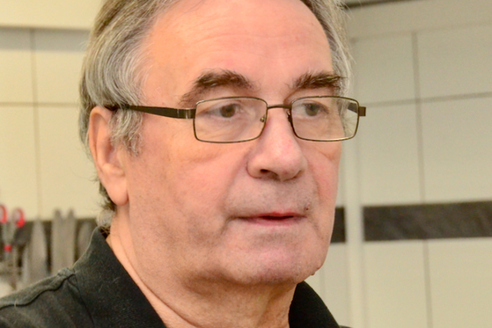Jan Kudlinski, Deli Imbiss: Also meine Kunden sind zumeist aus der Region und nehmen auch gerne etwas mit. Zum Abholen ist das natürlich schon sehr praktisch, dass sie bis zur Türe fahren können. Ich glaube, wenn das alles Fußgängerzone wird, hätte ich weniger Kundschaft.