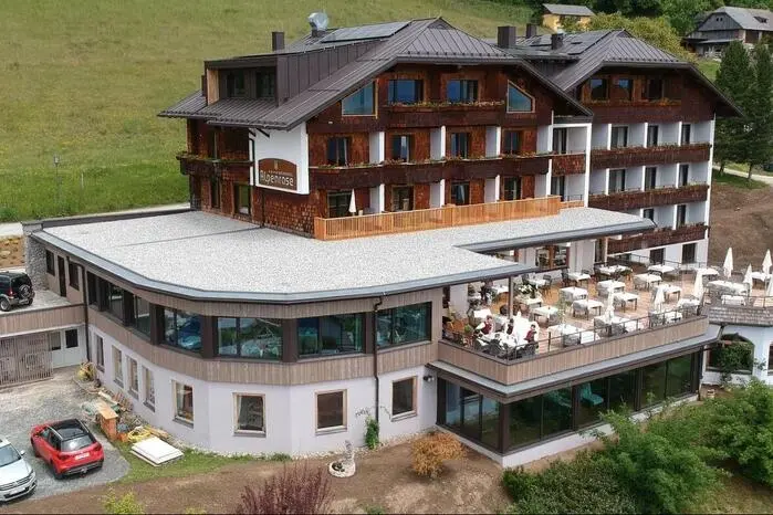 Knapp 30 Zimmer wurden renoviert, für die Mitarbeiter wurden neue Räumlichkeiten geschaffen und am Dach wurde eine PV-Anlage montiert