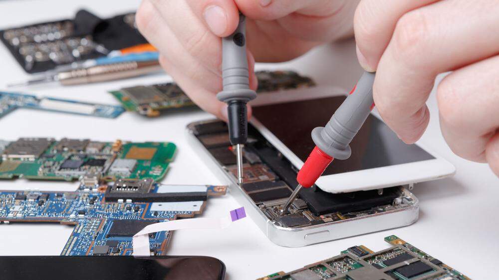 Immer mehr Kärntner lassen ihre kaputten Smartphones reparieren, statt sie wegzuwerfen (Symbolfoto)