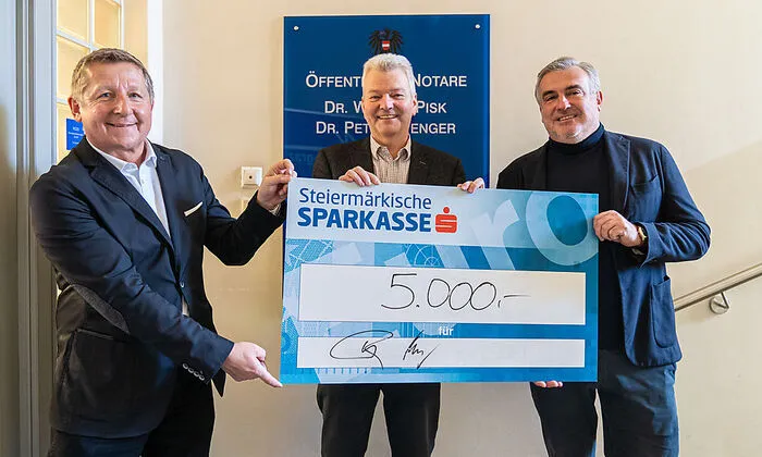 Ebenfalls 5000 Euro kamen vom Notariat Pisk & Wenger. Auf dem Foto (v.l.): Walter Pisk, Bernd Olbrich und Peter Wenger