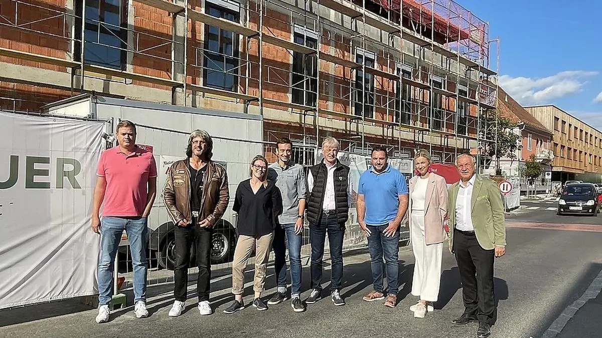 Melanie Böhme (3.v.l.) und Dominik Fitz (4.v.l.) feierten die Fertigstellung des Dachstuhles bei einer Gleichenfeier