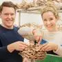 Daniela Hirt und Philipp Schröck züchten auf ihrem Hof in Dienersdorf Shiitake-Pilze, vor allem für die Gastronomie und Hotellerie