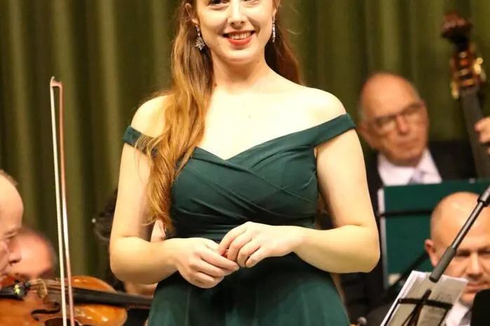Übrigens: Mit ihrer Solostimme brillierte Sopranistin Christina Tschernitz (Foto), als ausgezeichnete Sprecherin glänzte Sigrid Konnerth. 