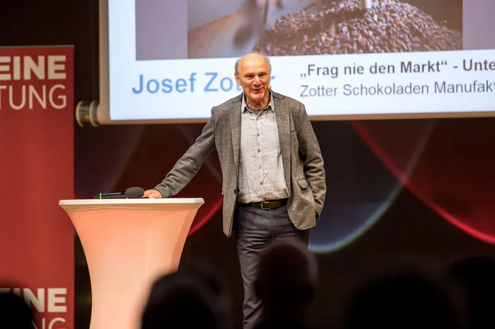 „Frag nie den Markt“ - unter dieses Motto stellte der steirische Parade-Chocolatier Josef Zotter seine Keynote und präsentierte seine unternehmerischen Erfolgsrezepte.