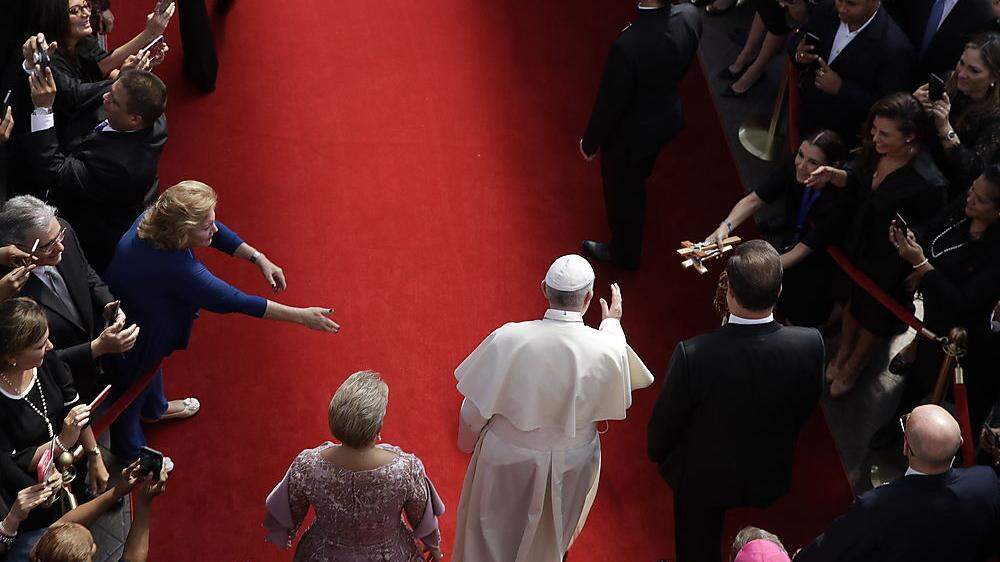 Der Papst in Panama City, flankiert von Präsident Juan Carlos Varela und First Lady Lorena Castillo
