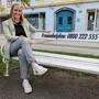 Gemeinderätin Maria Huber auf einer der Sitzbänke