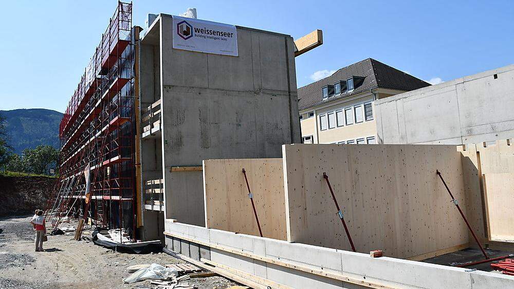 Die Bauarbeiten für die Erweiterung zum Bildungszentrum Litzlhof – in einer Kombination aus Beton- und Holzbau – sind in vollem Gange