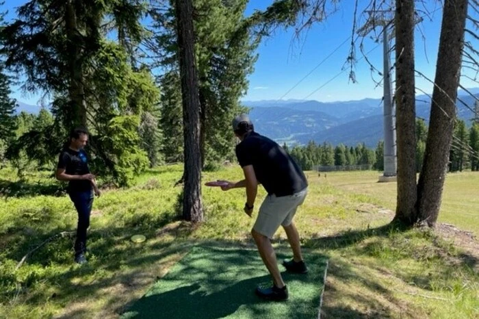 Oben angekommen kann man unter anderem Discgolf spielen ...