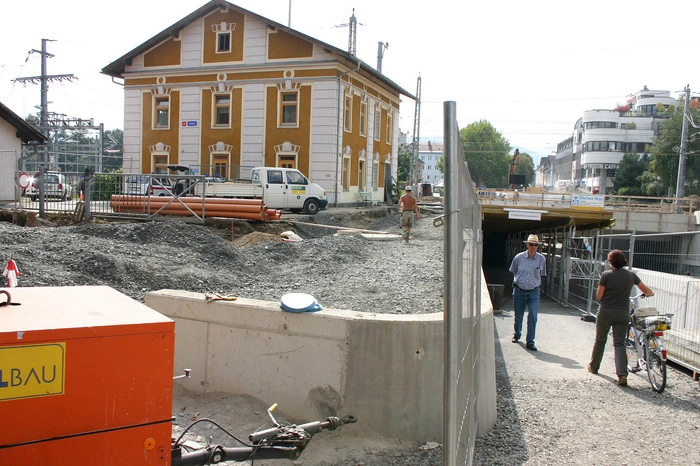 Der Bahnübergang beziehungsweise die Baustelle bei St. Ruprecht im Jahr 2005.