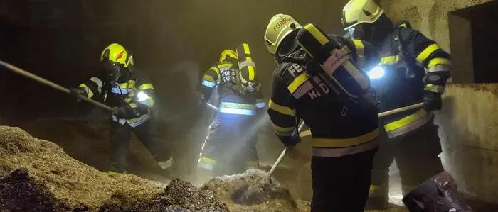 Acht Stunden lang waren die Feuerwehrleute mit dem Brand beschäftigt