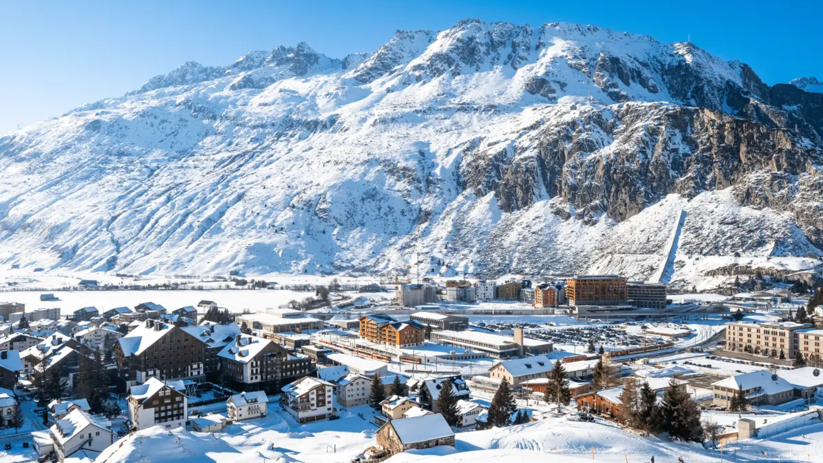 Das Alpendorf Andermatt liegt idyllisch auf 1400 Meter Höhe