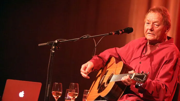Volles Haus im Kulturzentrum Spielberg! Kein Wunder, schließlich war am 15. Oktober auch eine Austropoplegende zu Gast: Wolfgang Ambros machte mit seinem neuen Programm “Pur“ in der Stadtgemeinde Station.