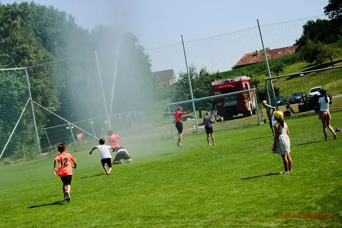 Dabei kamen der eine oder die andere ganz schön ins Schwitzen. Einige mussten so manchen Wasserguss über sich ergehen lassen