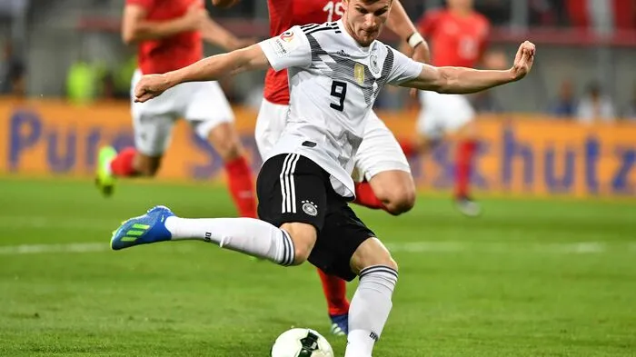 Timo Werner (Deutschland, 22): Der Angreifer von RB Leipzig geht als Nummer-1-Stürmer des Weltmeisters ins Turnier. Sein Konkurrent ist Mario Gomez. Acht Tore in 14 Länderspielen lassen bei den Deutschen die Hoffnung aufkommen, dass der schnelle Werner über lange Sicht der gesuchte Nachfolger von WM-Rekordtorschütze Miroslav Klose ist. Vorerst sieht sich der gebürtige Stuttgarter noch nicht auf Augenhöhe mit den besten Torjägern der Welt. "Um Weltklasse zu werden, muss man in den ganz großen Mannschaften spielen", sagte er vor wenigen Tagen.