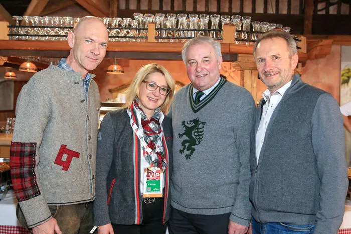 Schützenhöfer mit dem Schladminger Bürgermeistertrio: Jürgen Winter (ehemaliger Bgm.), Elisabeth Krammel (jetzige und scheidende Bgm.) und Siegfried Keinprecht (Spitzenkandidat und wahrscheinlich nächster Bgm.)