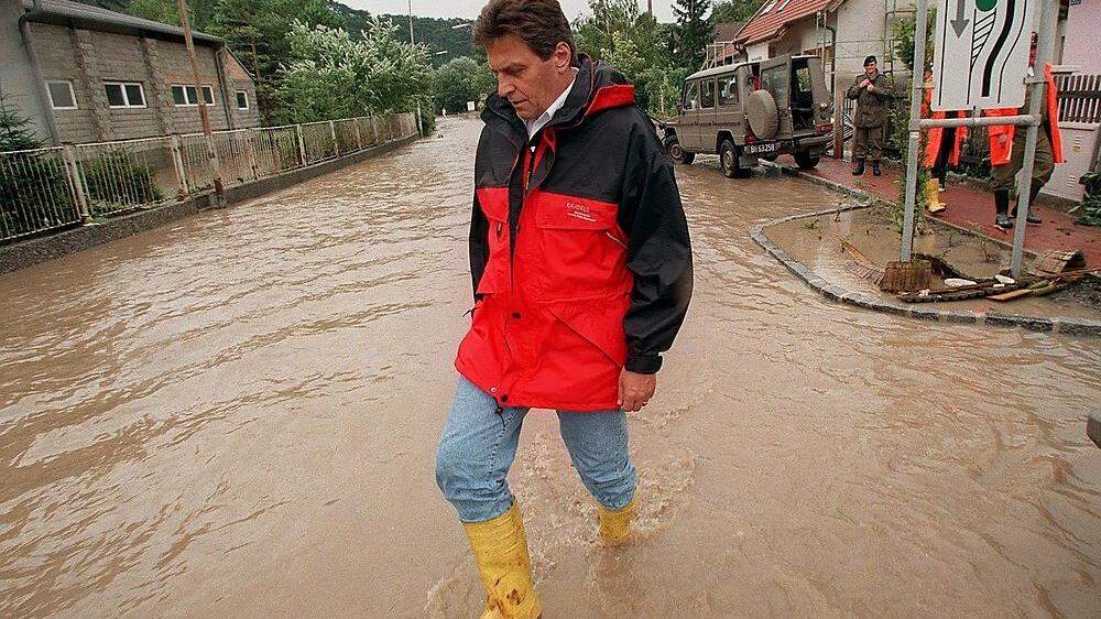 Der Kanzler in Gummistiefeln: Hochwasser 1997 in Niederösterreich - Das Bild von Viktor Klima in Gummistiefeln beim Lokalaugenschein blieb in Erinnerung