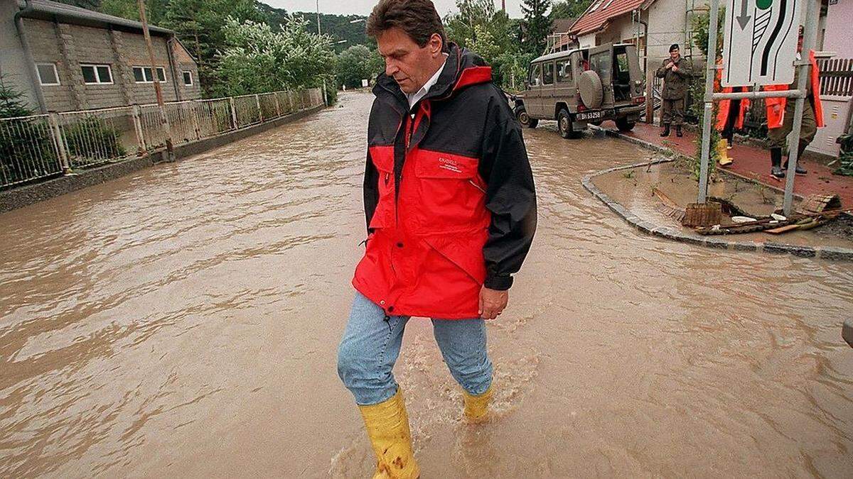Der Kanzler in Gummistiefeln: Hochwasser 1997 in Niederösterreich - Das Bild von Viktor Klima in Gummistiefeln beim Lokalaugenschein blieb in Erinnerung