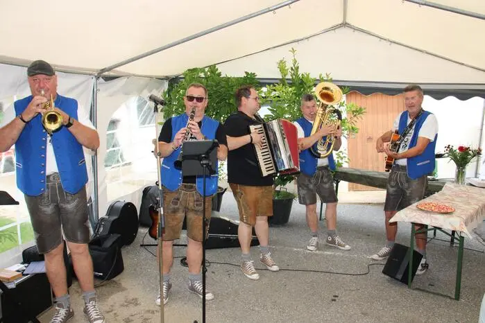 Eröffnet wurde das Hoffest von der Musikgruppe „Die Kaiserwälder“ mit flotten Oberkrainer-Nummern, Schlagern und Hits der letzten Jahrzehnte.