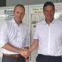 Handschlag: Bürgermeister Jochen Bocksruker (rechts) bleibt im Amt