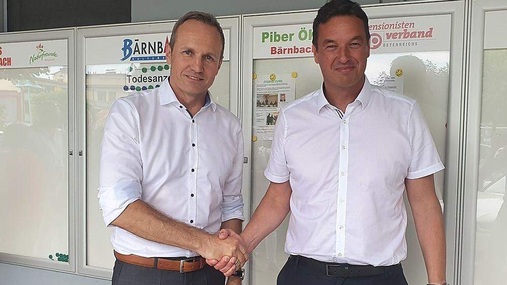 Handschlag: Bürgermeister Jochen Bocksruker (rechts) bleibt im Amt