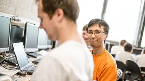 Vollzeit berufstätig sein und sich gleichzeitig weiterbilden - die berufsbegleitenden Masterstudiengänge, wie "IT & Mobile Security" an der FH JOANNEUM machen es möglich