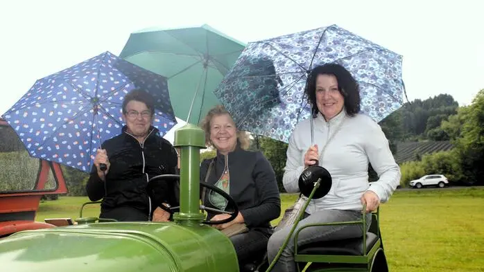 Brummende Motoren, Benzingeruch, faszinierende Fahrzeuge und trotz Regenwetter beste Unterhaltung erlebten die Besucherinnen und Besucher am vergangenen Sonntag in Markt Hartmannsdorf.