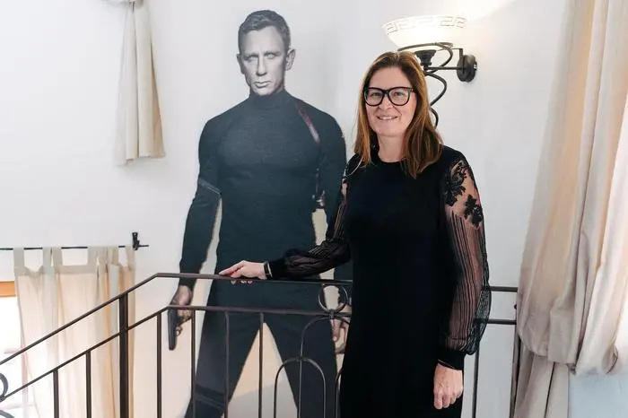 Eva-Maria Oberluggauer beherbergte im Tuffbad einen großen Teil der Filmcrew. Als Erinnerung steht im Hotel nun ein überlebensgroßer Daniel Craig