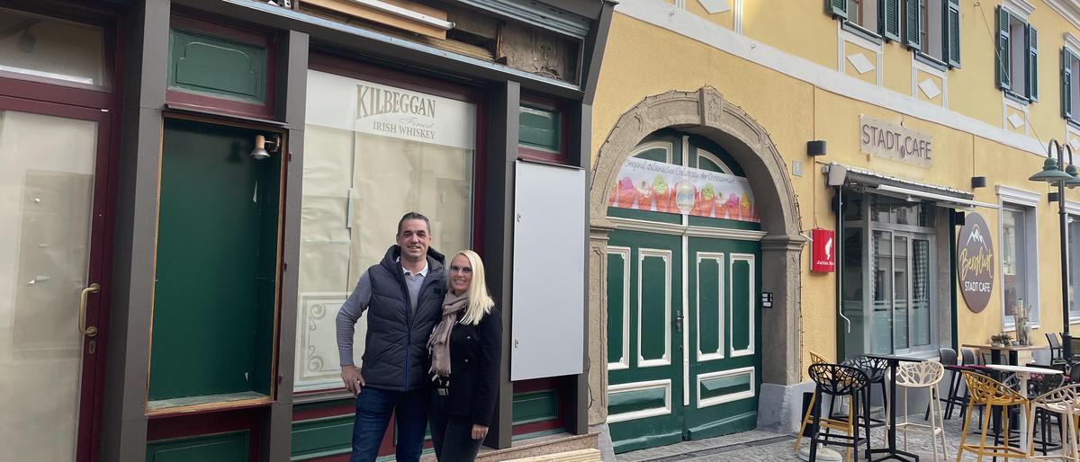 Gabriele Thurner und Stefan Hufnagl stellen vor ihrem neuen Lokal eine 6er-Gondel auf