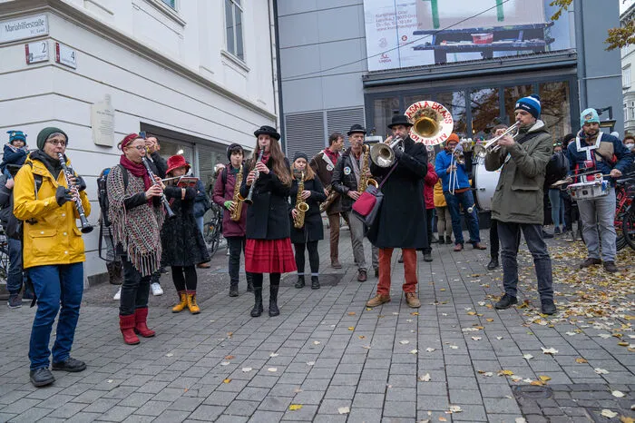 Am Samstag um 10 Uhr demonstrierten sie. Neben "IfeB" (Initiative für elementare Bildung), "Kinder brauchen Profis" und dem Berufsverband unterstützen auch öffentliche sowie private Träger den Protest. 
