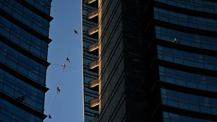Der 48-jährige Andrea Loreni "spazierte" in 140 Meter Höhe vom Bosco Verticale bis zum Unicredit-Tower. Klicken Sie sich durch die Galerie.