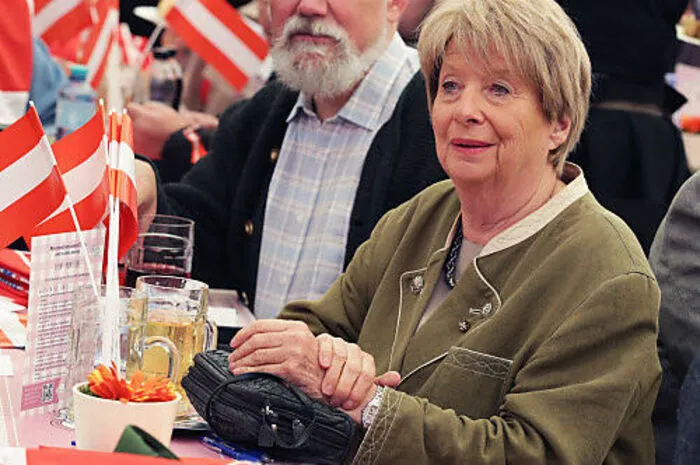 "Dass sich ein ORF-Moderator zu so einem staatsanwaltlichen Verhörton hinreißen lässt - der kann ja in einem Volksgerichtshof auftreten." Haltet den Dieb: FPÖ-Stadträtin Ursula Stenzel unterstellt dem Anchorman Nazimethoden.