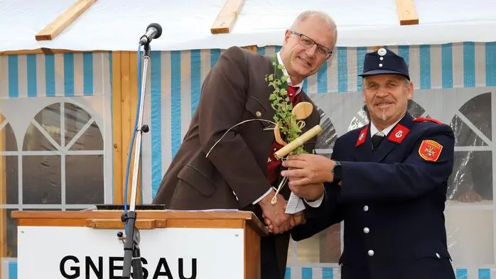 Der FMK-Obmann Georg Jankl bekam von Bürgermeister Erich Stampfer ein schönes Geschenk für den Nachwuchs, die „Blaserbande“  der Feuerwehr-Musikkapelle-Zedlitzdorf.