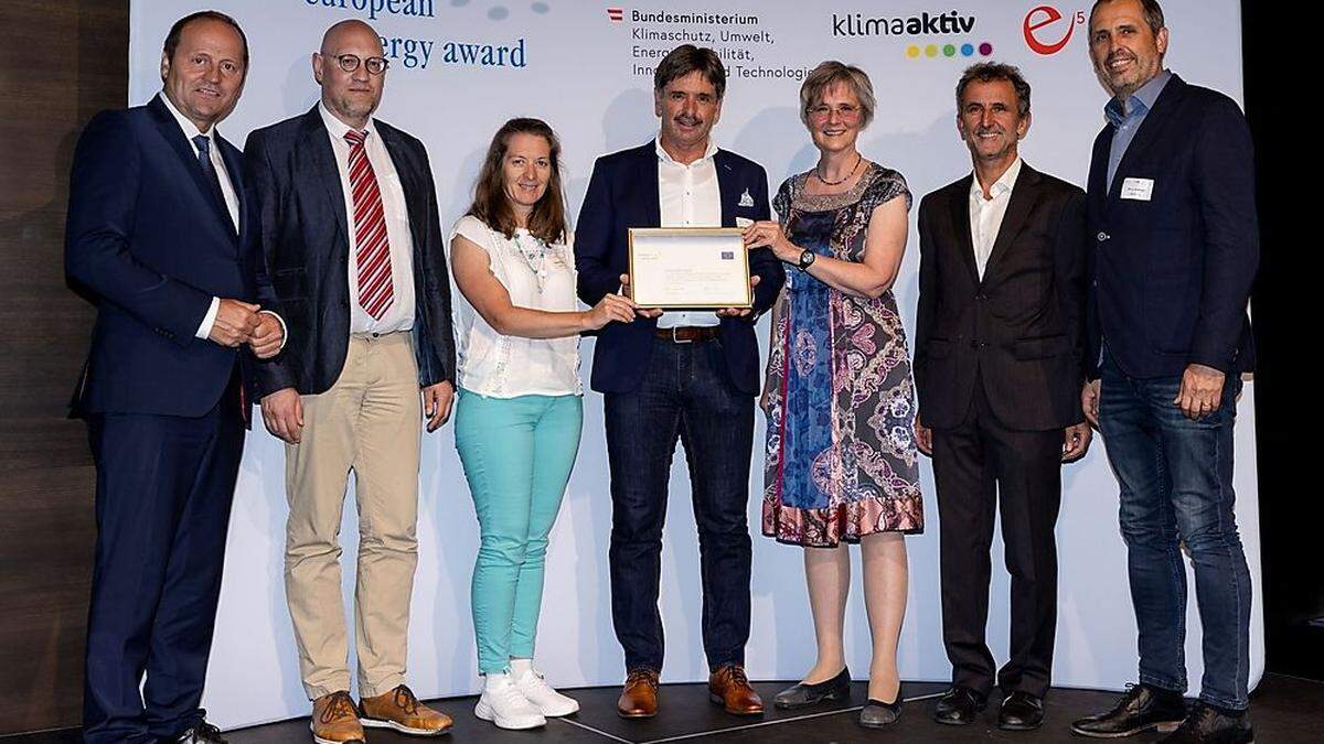 Bürgermeister Dietmar Ruggenthaler, Angelika Berger und Albin Mariacher nahmen den Goldenen Award entgegen 