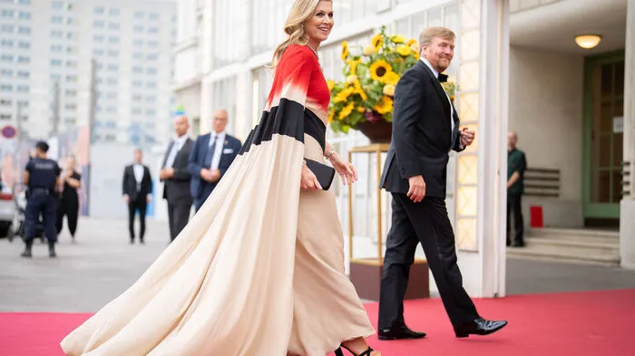 Beim Konzert des niederländischen Kammerchors erschien die Königin in einem wallenden Kaftan-Kleid