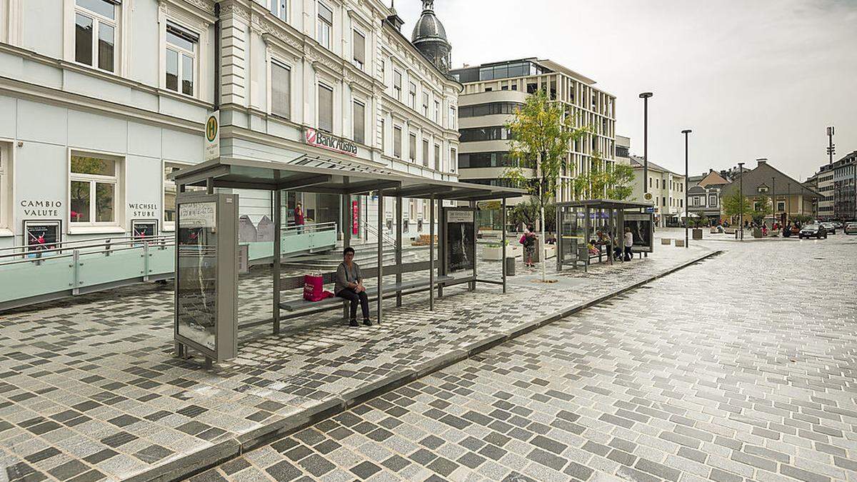 Neue Buswartehäuschen, Springbrunnen, Bäume: Der Hans-Gasser-Platz in Villach  wurde umgestaltet